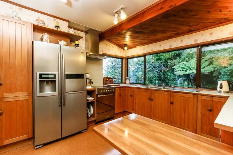 BLOCKHOUSE BAY - Great 4 Bedrooms Family Home with View and Privacy photo