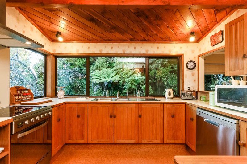 BLOCKHOUSE BAY - Great 4 Bedrooms Family Home with View and Privacy photo