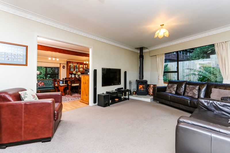 BLOCKHOUSE BAY - Great 4 Bedrooms Family Home with View and Privacy photo