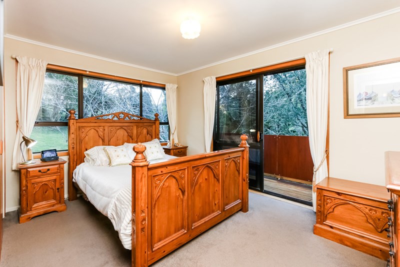 BLOCKHOUSE BAY - Great 4 Bedrooms Family Home with View and Privacy photo