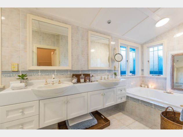 ST HELIERS - Location, Privacy, & Water View  photo