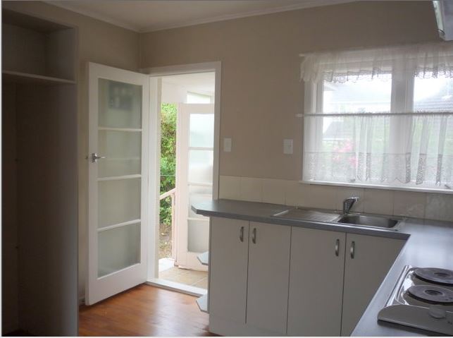 TAKAPUNA -  2 Bedroom Brick & Tile Unit photo