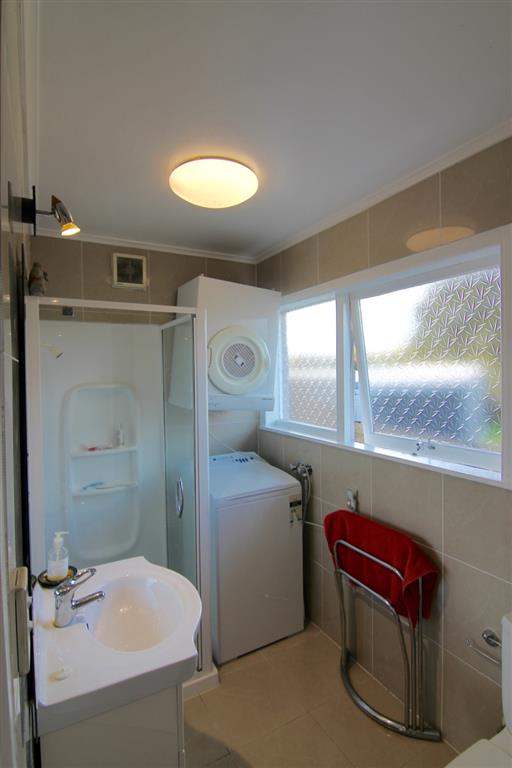 Remuera 1 bedroom unit plus an office with private garden and carport photo