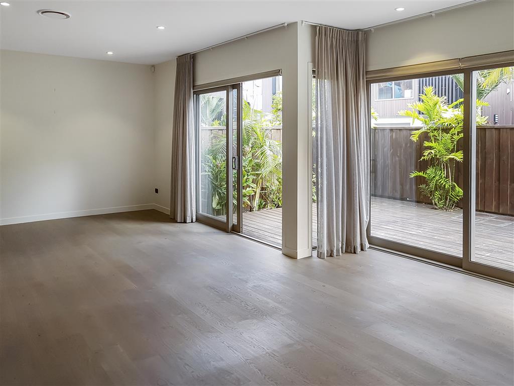 REMUERA:  Koraha Street  3 Bedroom Contemporary  Living photo