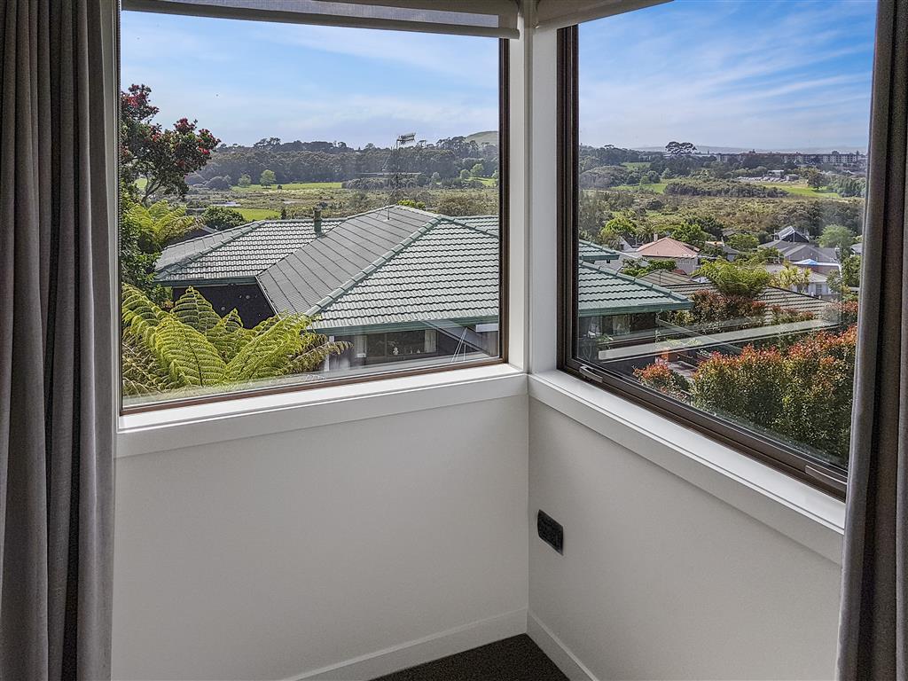 REMUERA:  Koraha Street  3 Bedroom Contemporary  Living photo