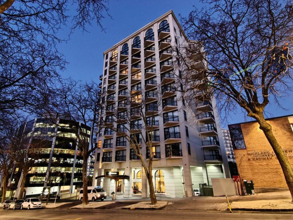 CITY CENTRAL - Furnished Studio, 1 Carpark, Water & Power Included photo