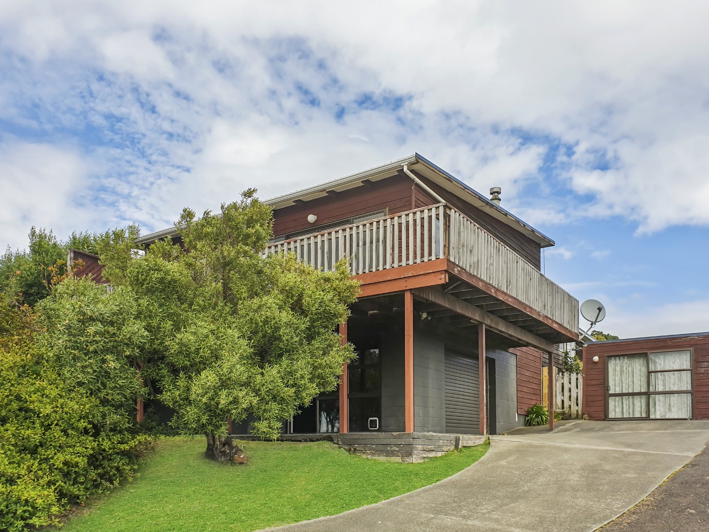 **Spacious 3-Bedroom Family Home in Oneroa – $750 per Week** photo