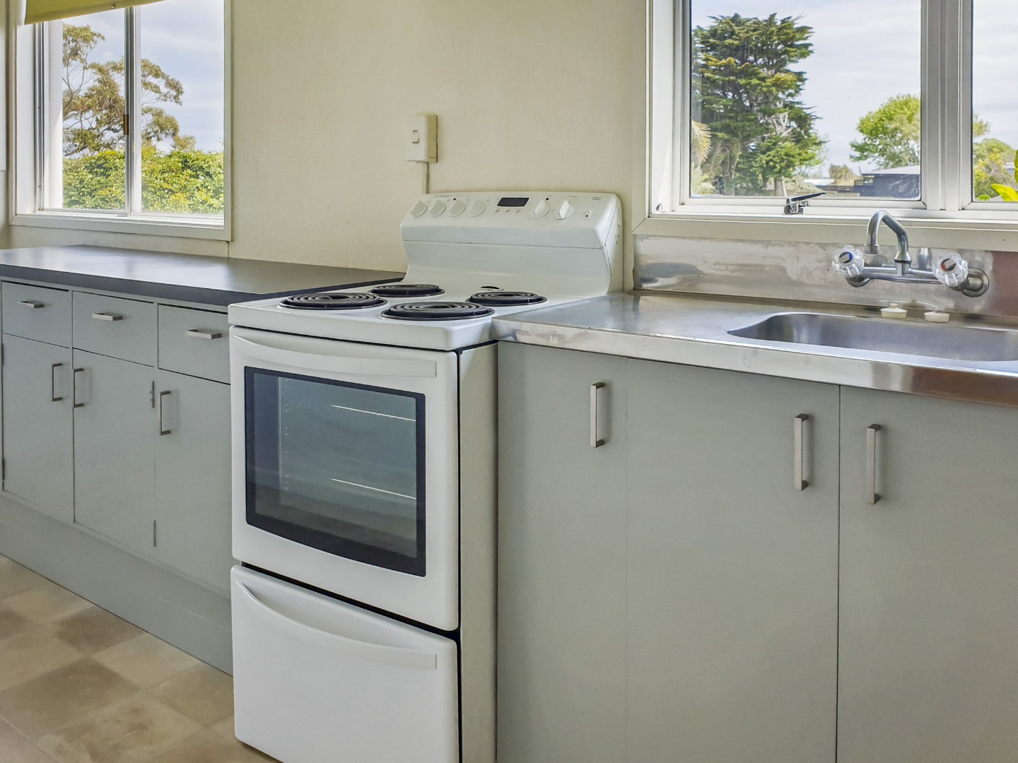 **Spacious 3-Bedroom Family Home in Oneroa – $750 per Week** photo