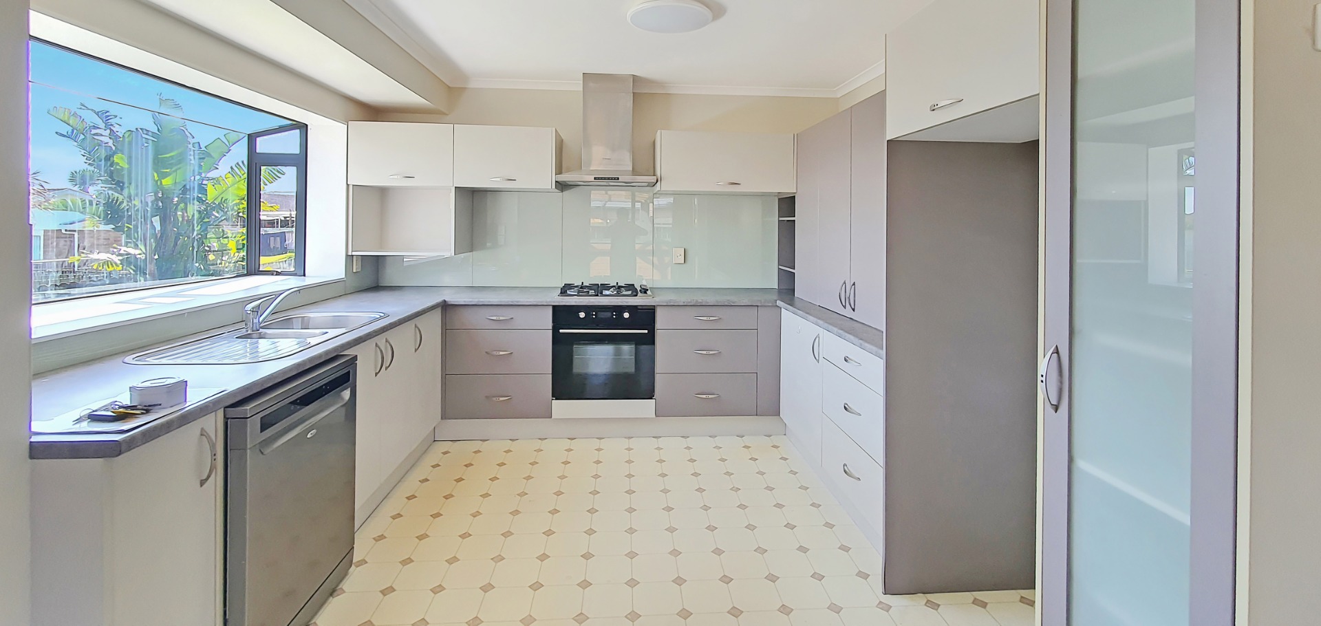 CLENDON PARK - 3 Bedroom Family Home Passed All Healthy Home Requirements  photo