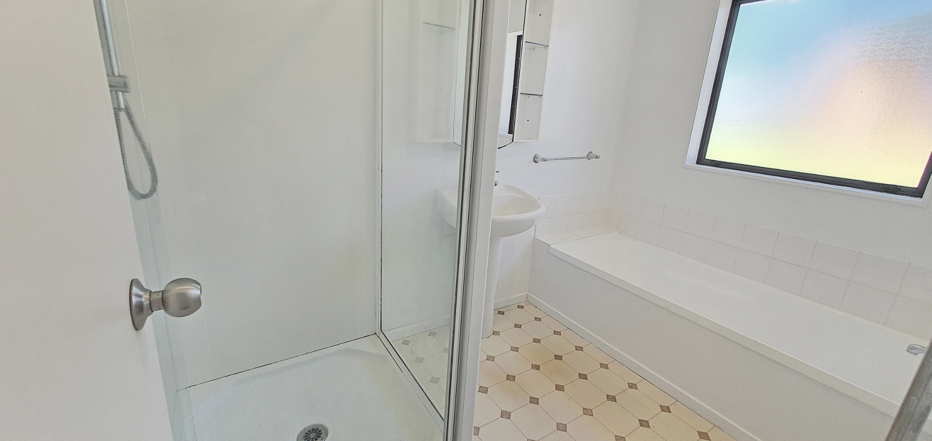 CLENDON PARK - 3 Bedroom Family Home Passed All Healthy Home Requirements  photo