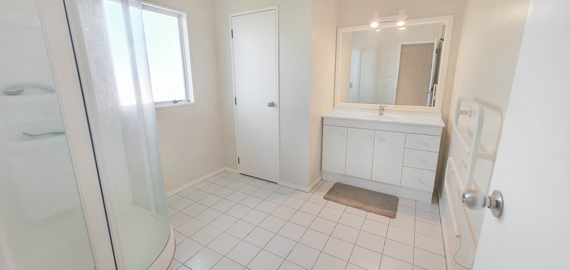 HOWICK - Spacious Home over 300sqm Floor Area photo