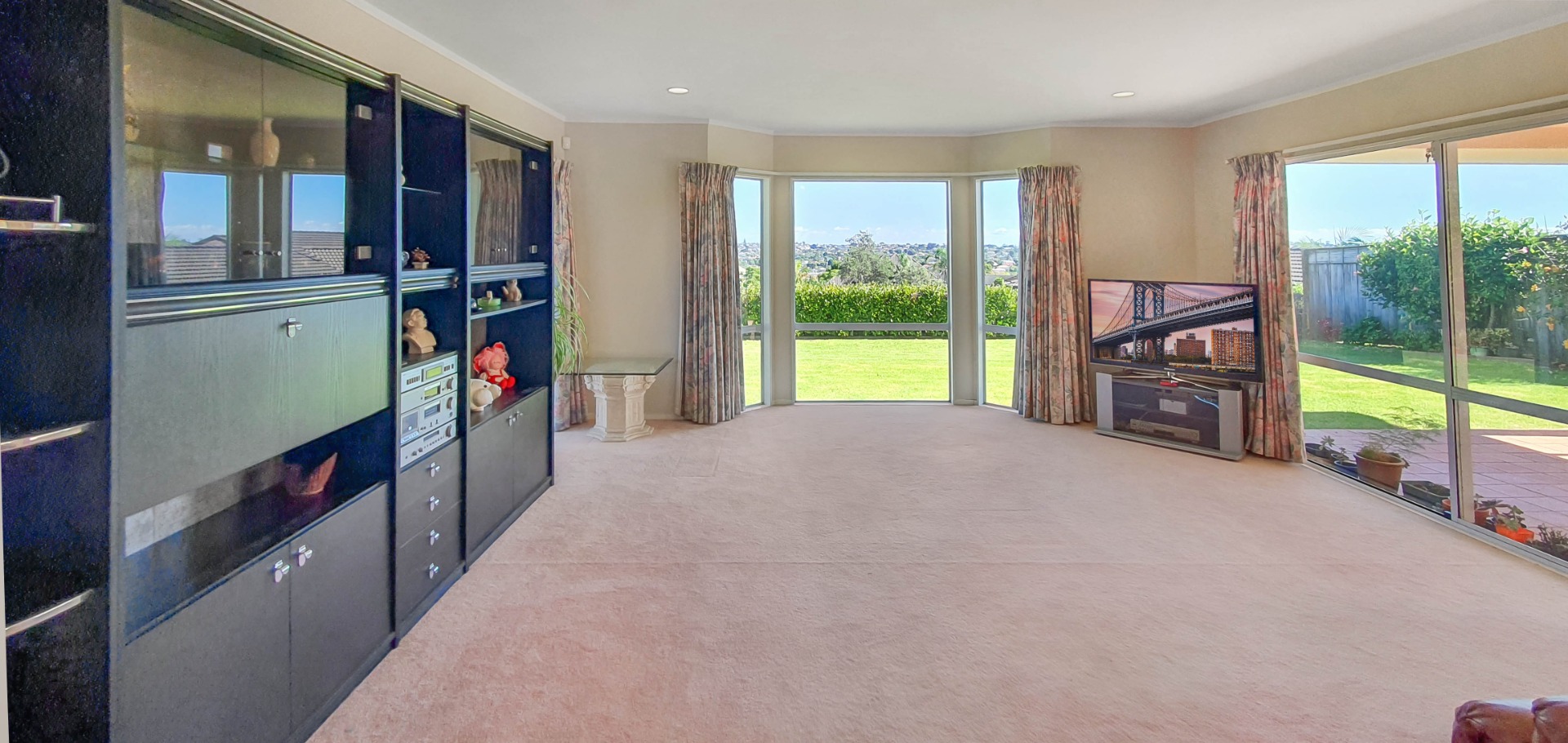 HOWICK - Spacious Home over 300sqm Floor Area photo