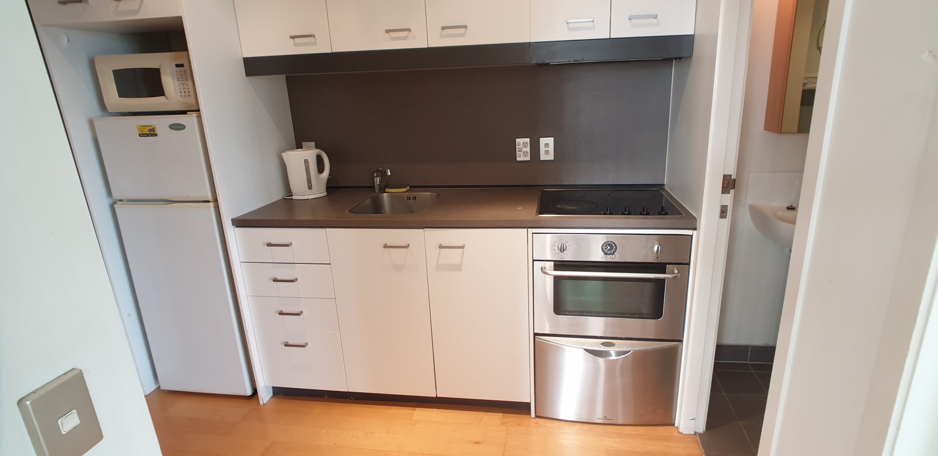 AUCKLAND CITY:  Eden Terrace 8th floor one bedroom apartment with sea and city views photo