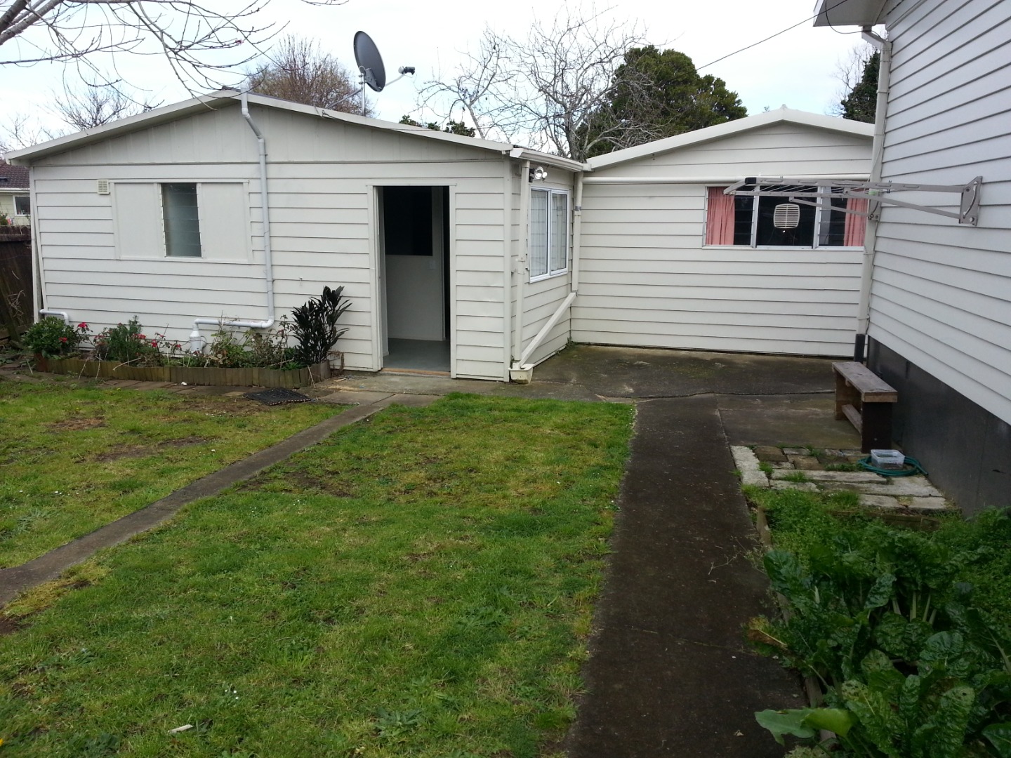 Manurewa - 2 bedroom Flat - Single Garage + 1 Off Street Park photo