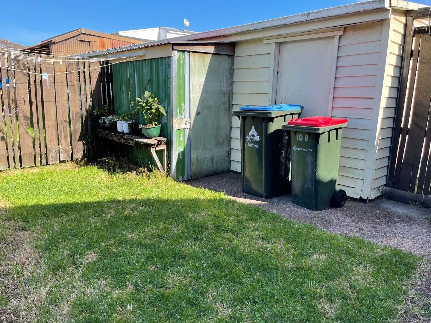 2 bedroom house (optional to rent a 2 bedroom sleepout) photo