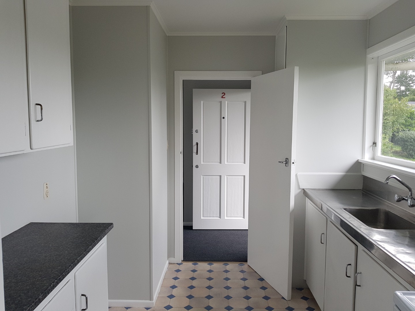 SAINT JOHNS - 2 bedroom Flat - Water Included - Redecorated photo