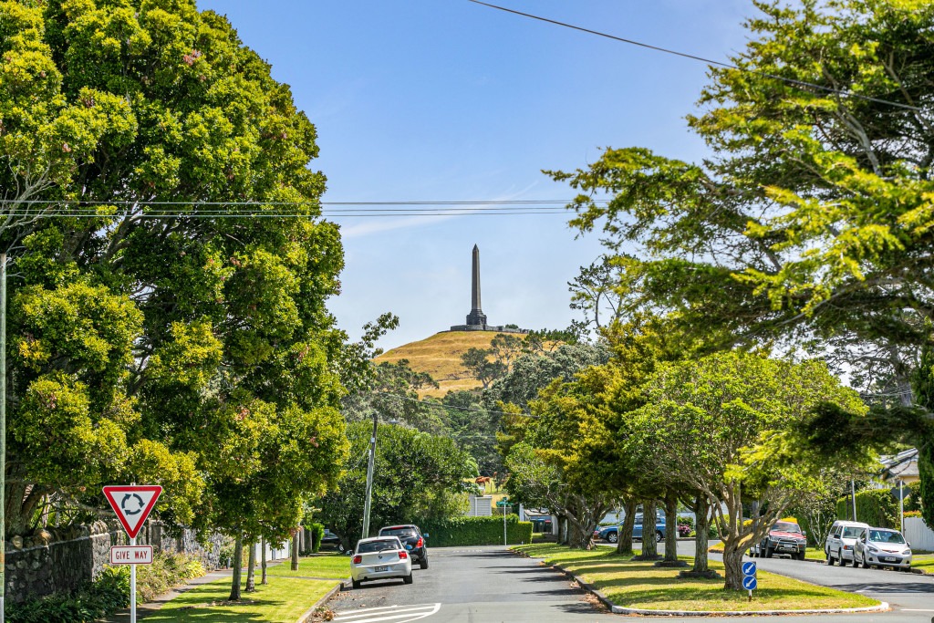 ONE TREE HILL  Moana Avenue 3 bedroom recently decorated with double lock up garage photo
