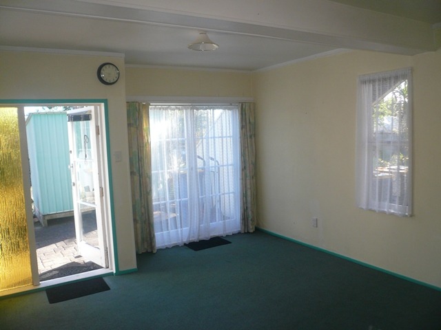 New Lynn . Quielty tucked away. photo