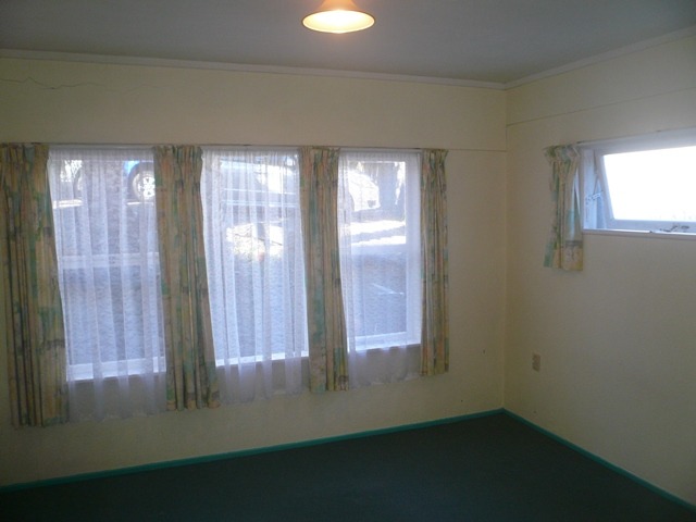 New Lynn . Quielty tucked away. photo