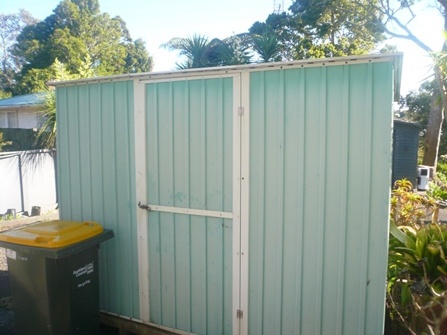New Lynn . Quielty tucked away. photo