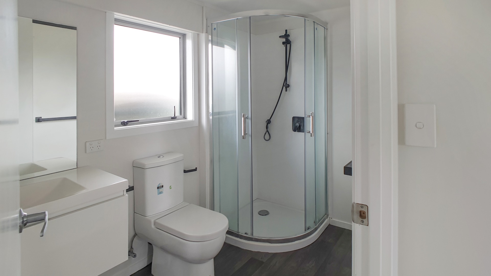 NEW LYNN - 2 Bedroom  photo