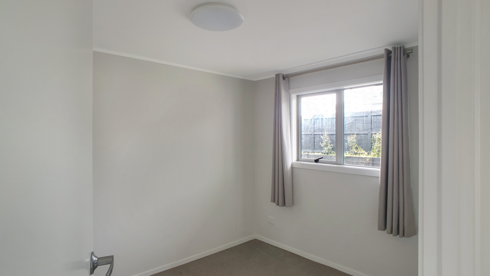 NEW LYNN - 2 Bedroom  photo