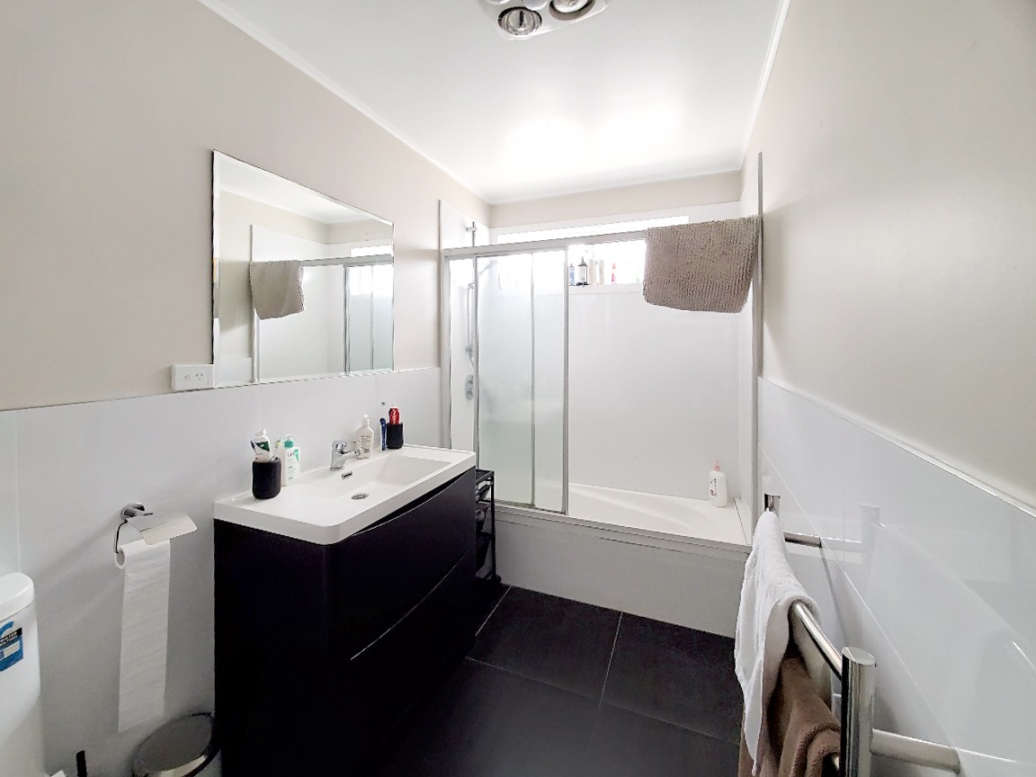 5 bedroom bungalow in Epsom photo
