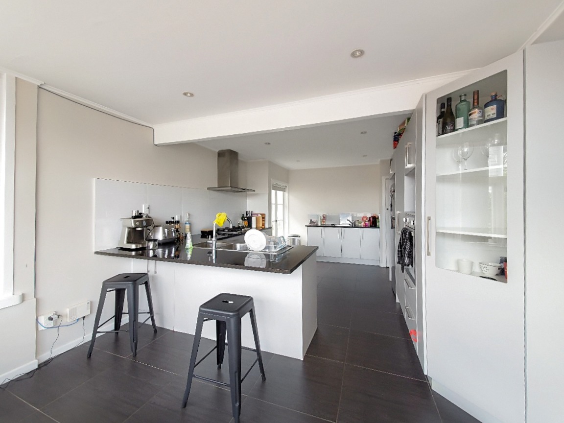 5 bedroom bungalow in Epsom photo