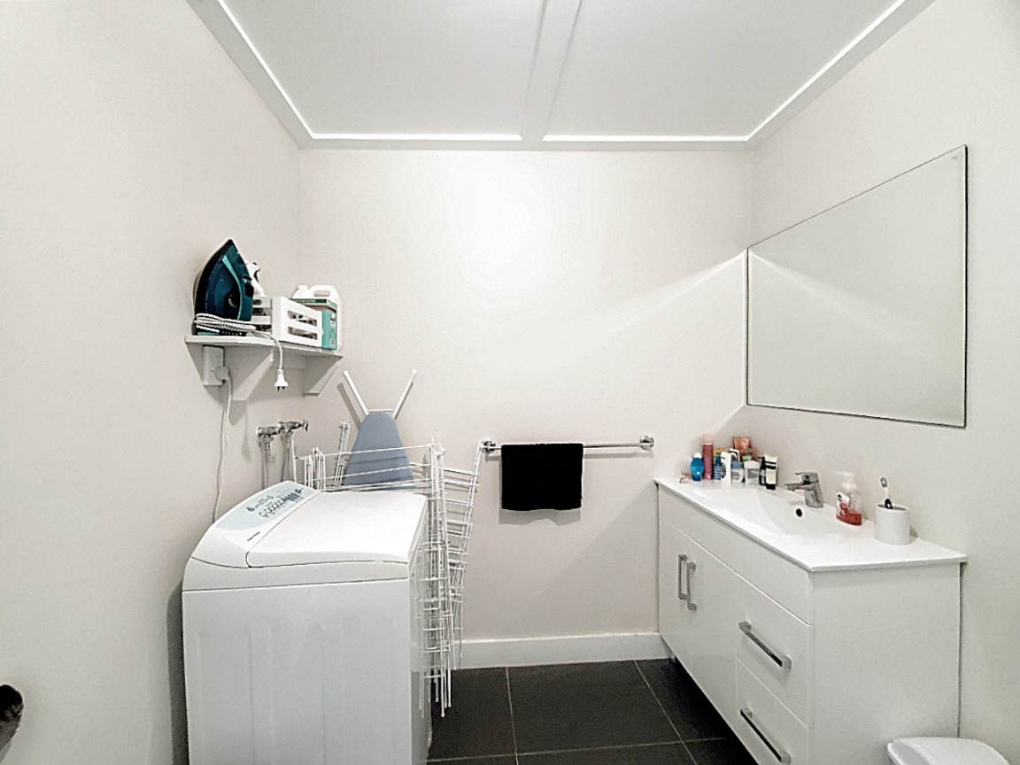 5 bedroom bungalow in Epsom photo