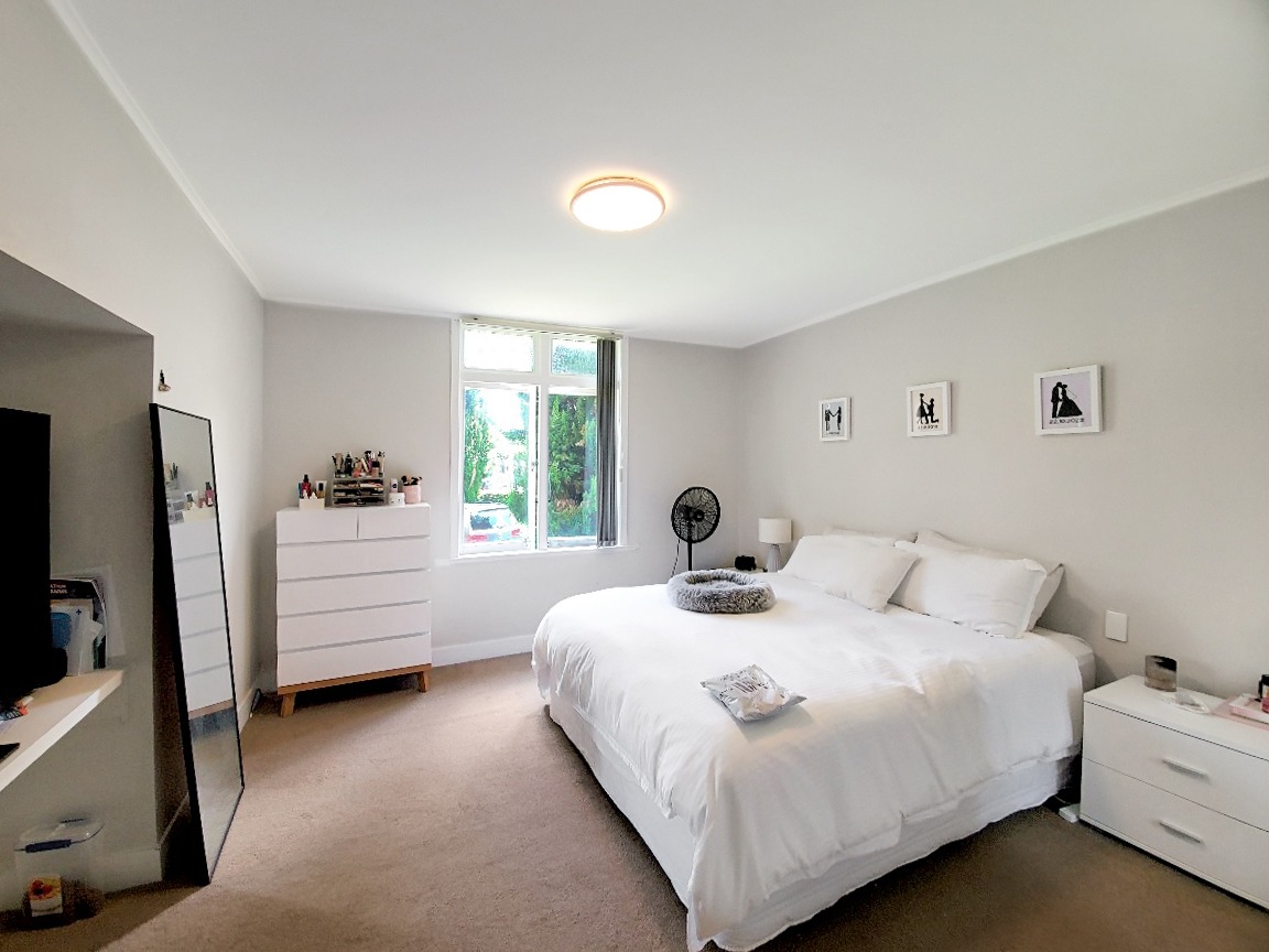 5 bedroom bungalow in Epsom photo