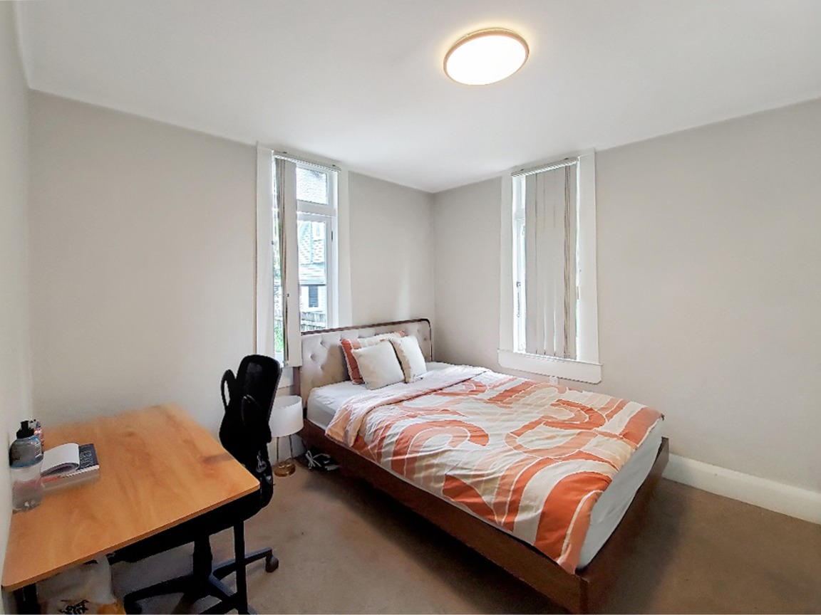 5 bedroom bungalow in Epsom photo