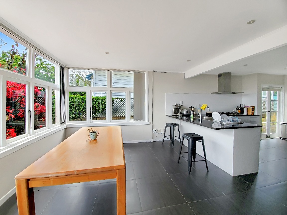 5 bedroom bungalow in Epsom photo