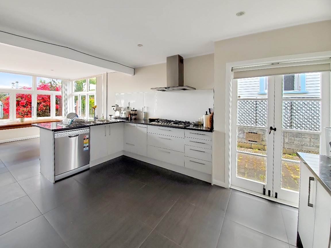 5 bedroom bungalow in Epsom photo