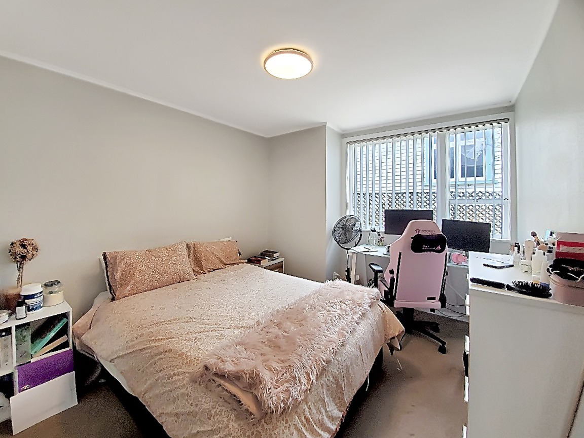 5 bedroom bungalow in Epsom photo