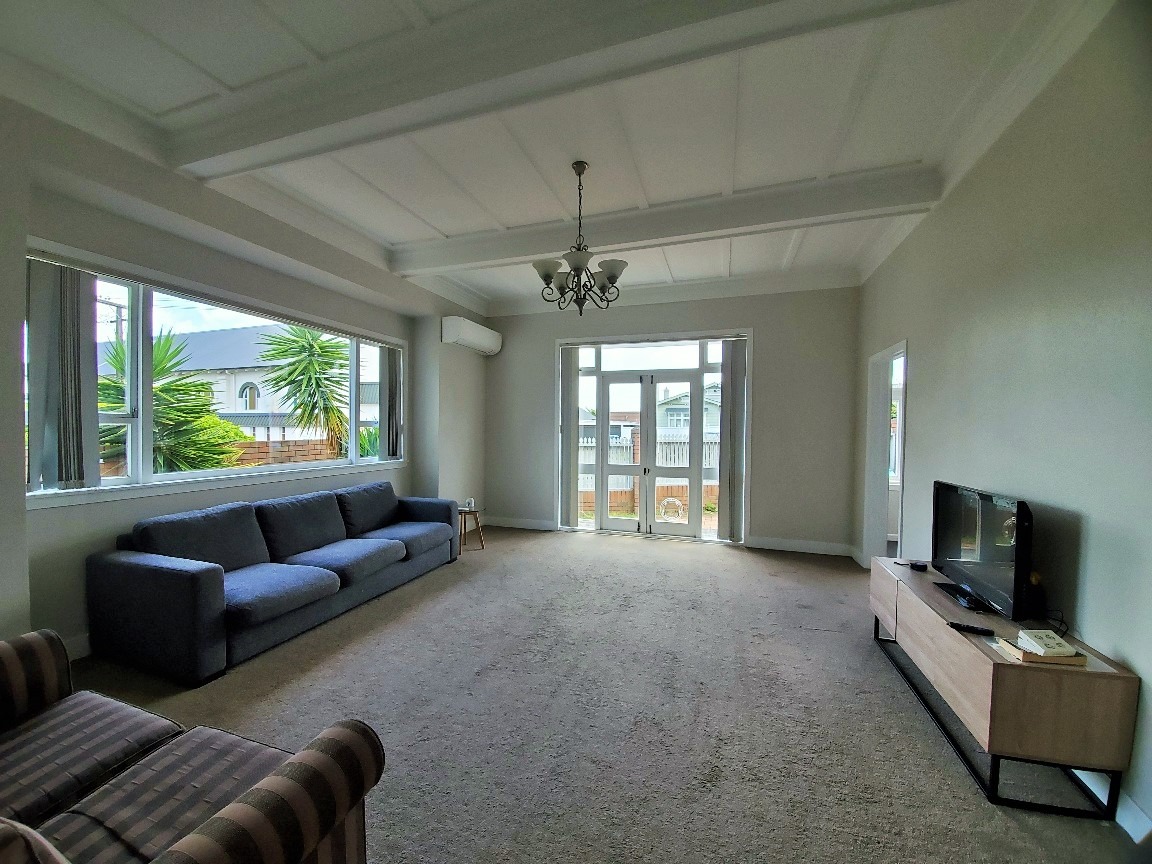 5 bedroom bungalow in Epsom photo