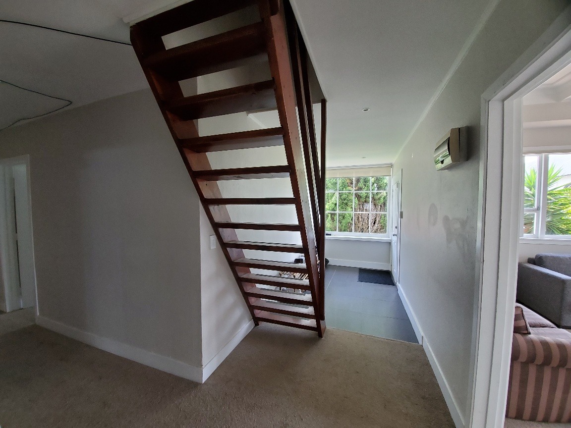 5 bedroom bungalow in Epsom photo