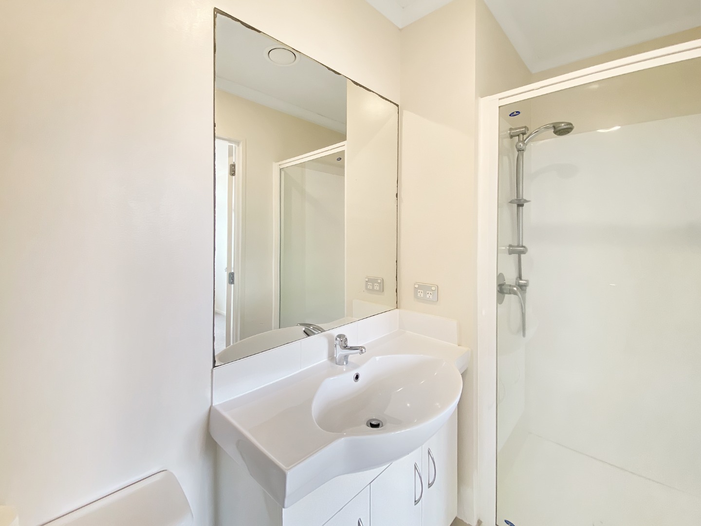 Newmarket - 2 Bedroom/2 Bathroom Apartment with 1 Carpark photo