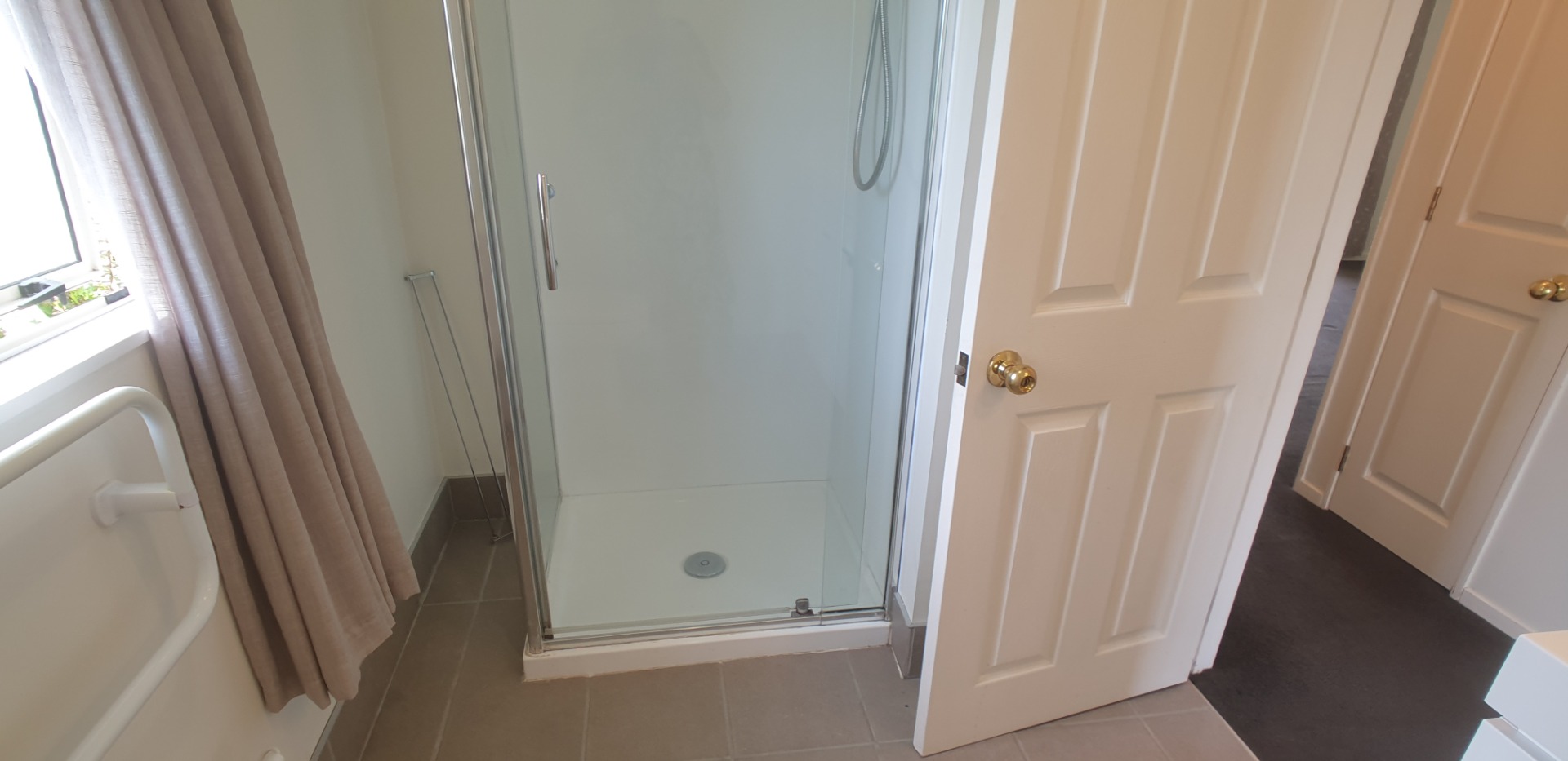 Fabulous 2 bdrm/double garage stand alone home photo