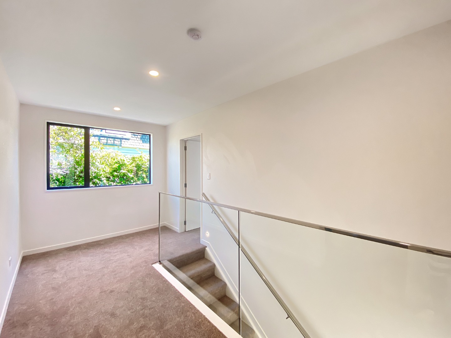 Remuera- 4 bedroom 3.5 bathroom includes 2 ensuite  photo