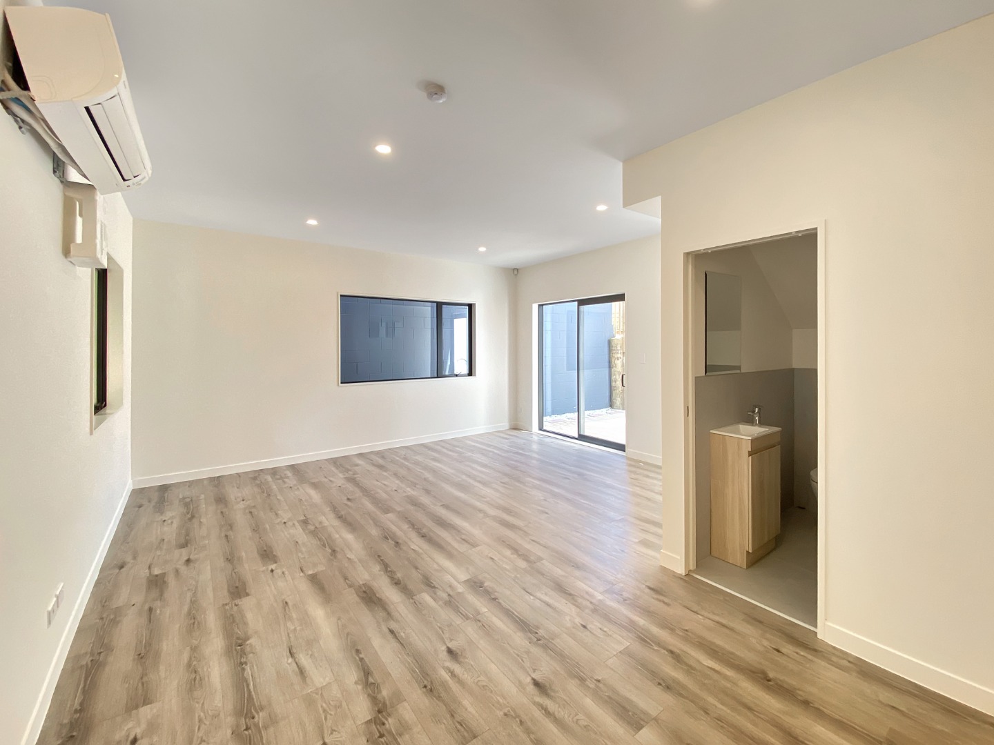 Remuera- 4 bedroom 3.5 bathroom includes 2 ensuite  photo