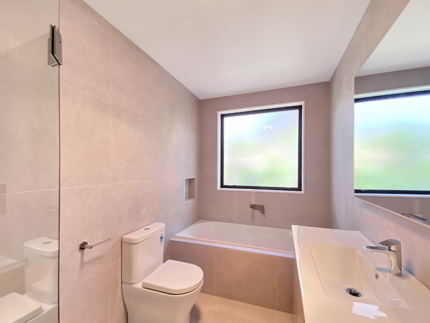 Remuera- 4 bedroom 3.5 bathroom includes 2 ensuite  photo