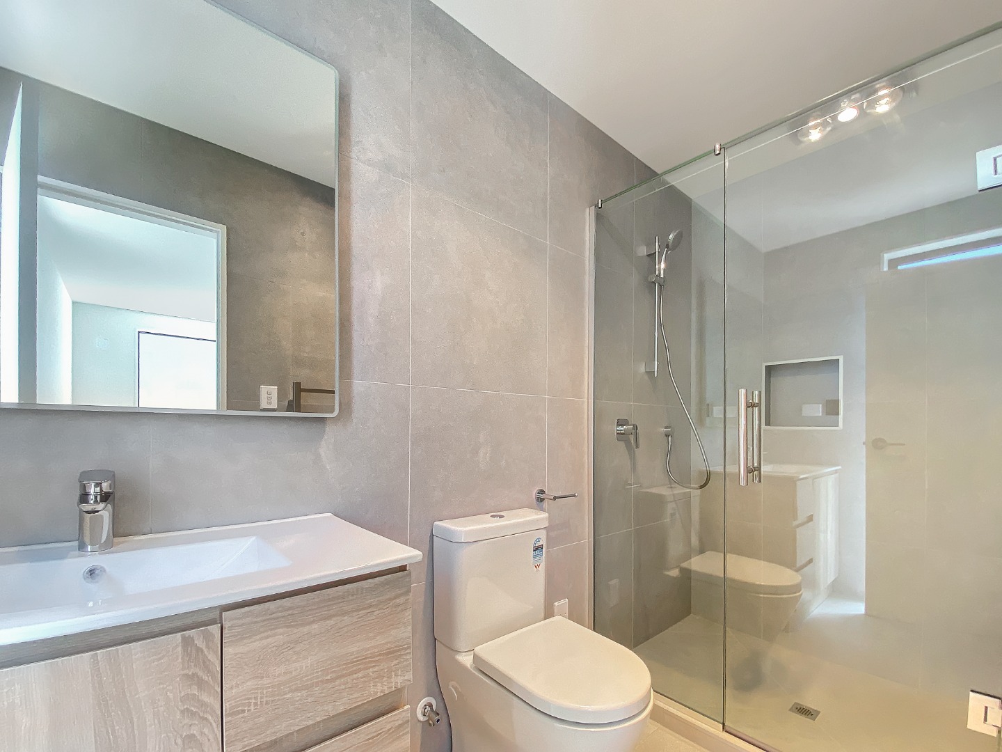 Remuera- 4 bedroom 3.5 bathroom includes 2 ensuite  photo