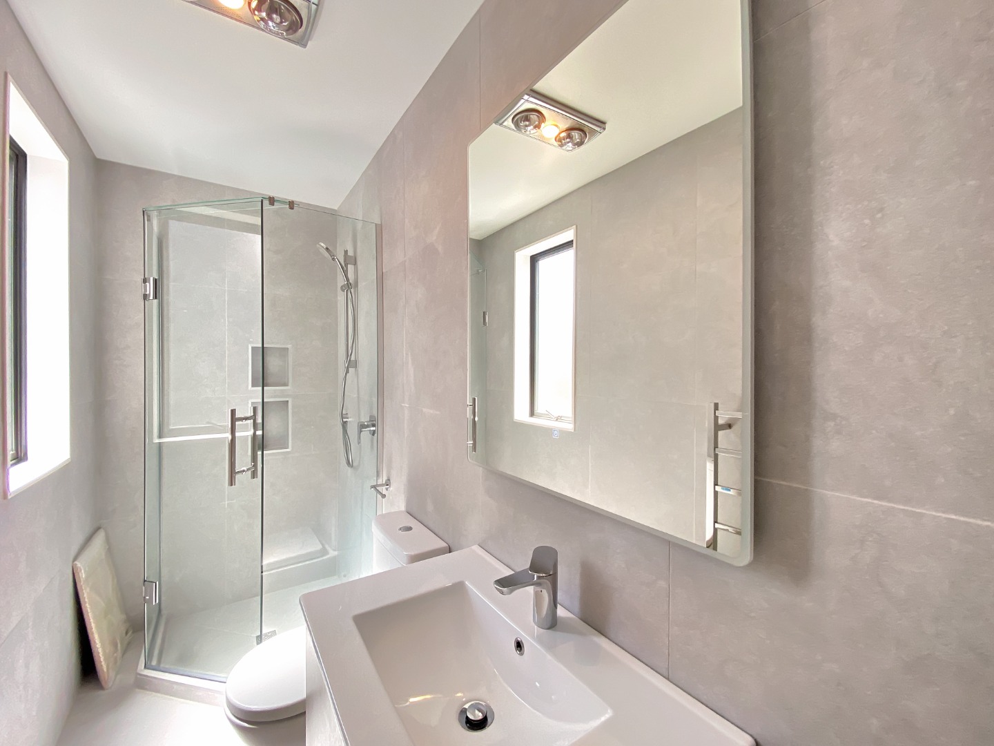 Remuera- 4 bedroom 3.5 bathroom includes 2 ensuite  photo