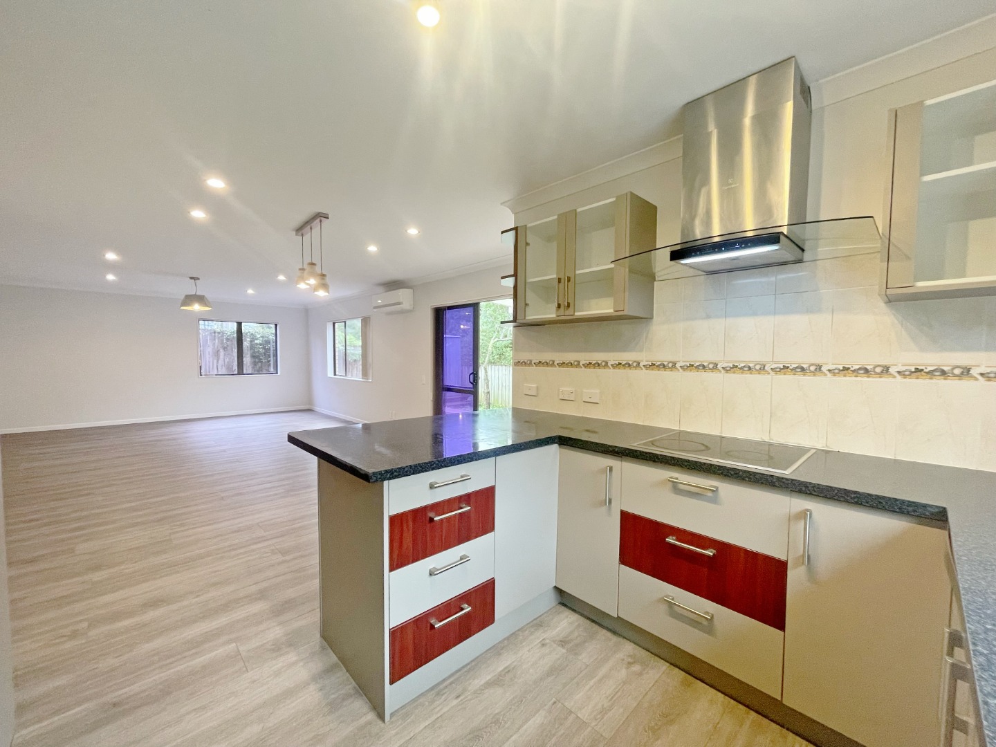 Sunny 5 bedroom 2 bathroom stunning house  photo