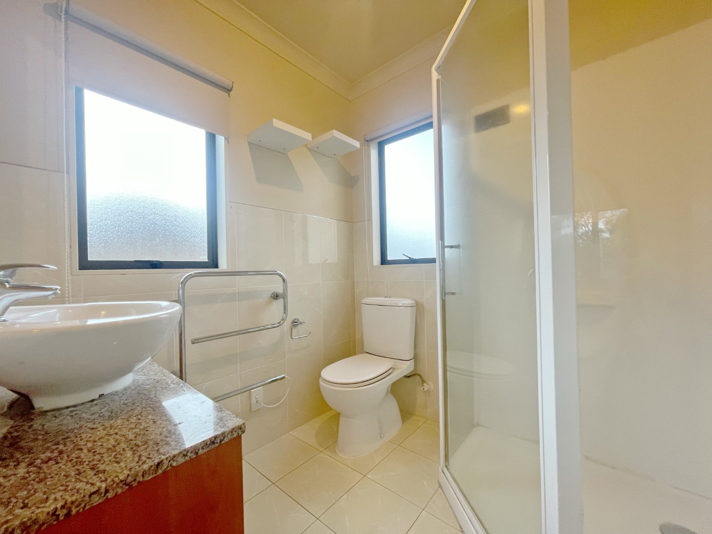 Sunny 5 bedroom 2 bathroom stunning house  photo