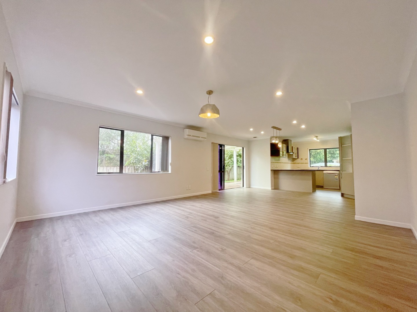 Sunny 5 bedroom 2 bathroom stunning house  photo