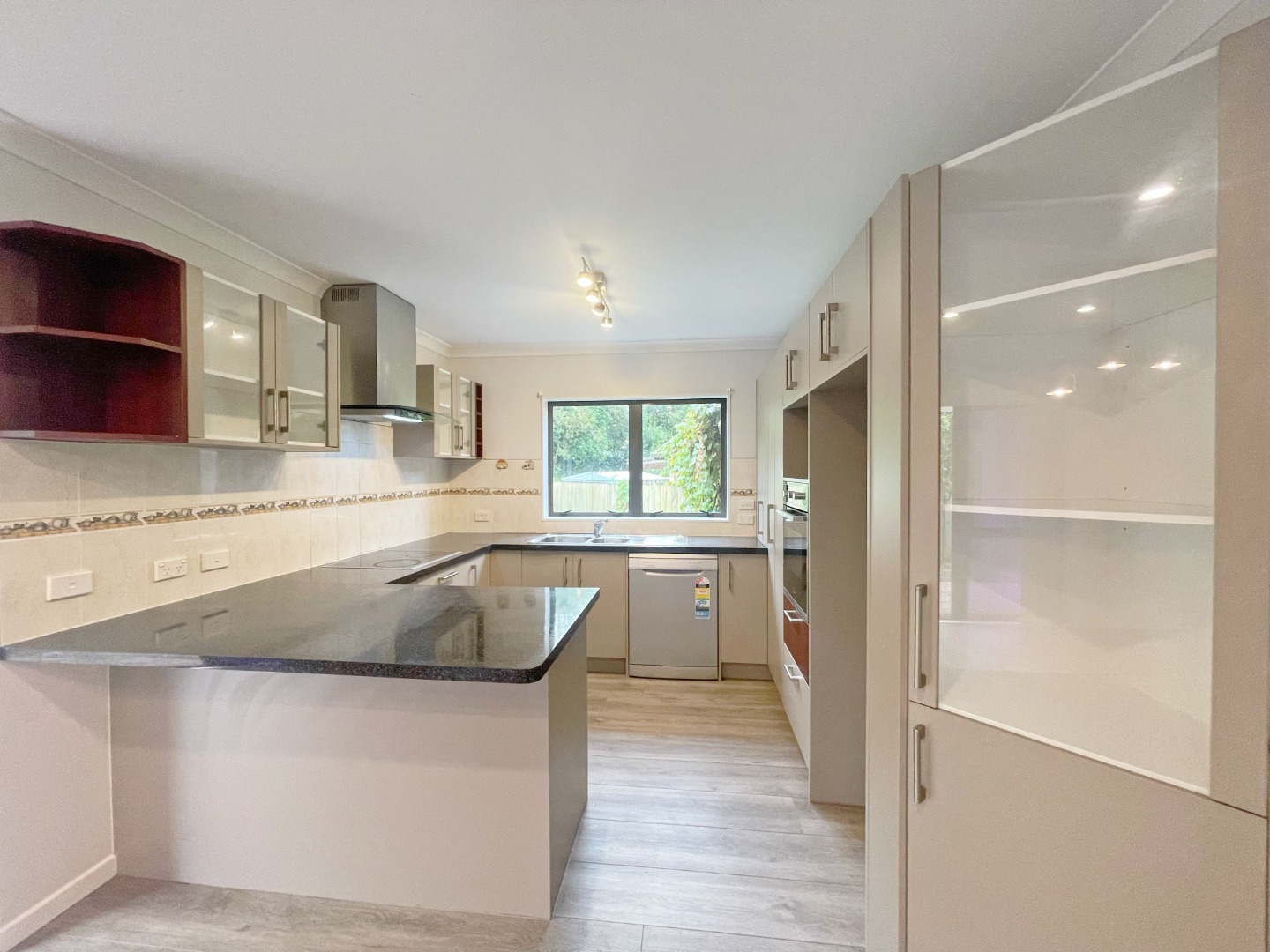 Sunny 5 bedroom 2 bathroom stunning house  photo
