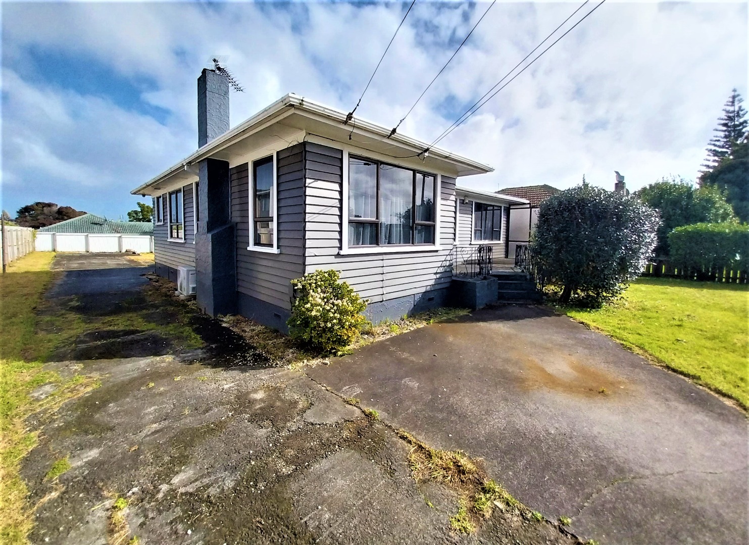 Comfortable Three bedroom family home. photo