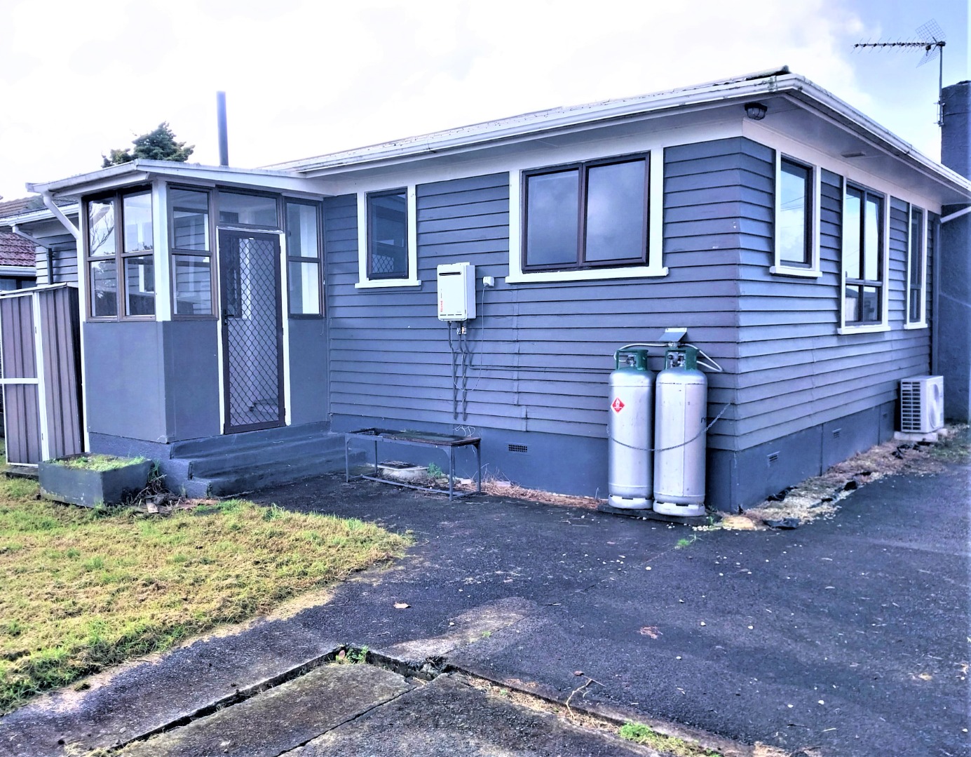 Comfortable Three bedroom family home. photo