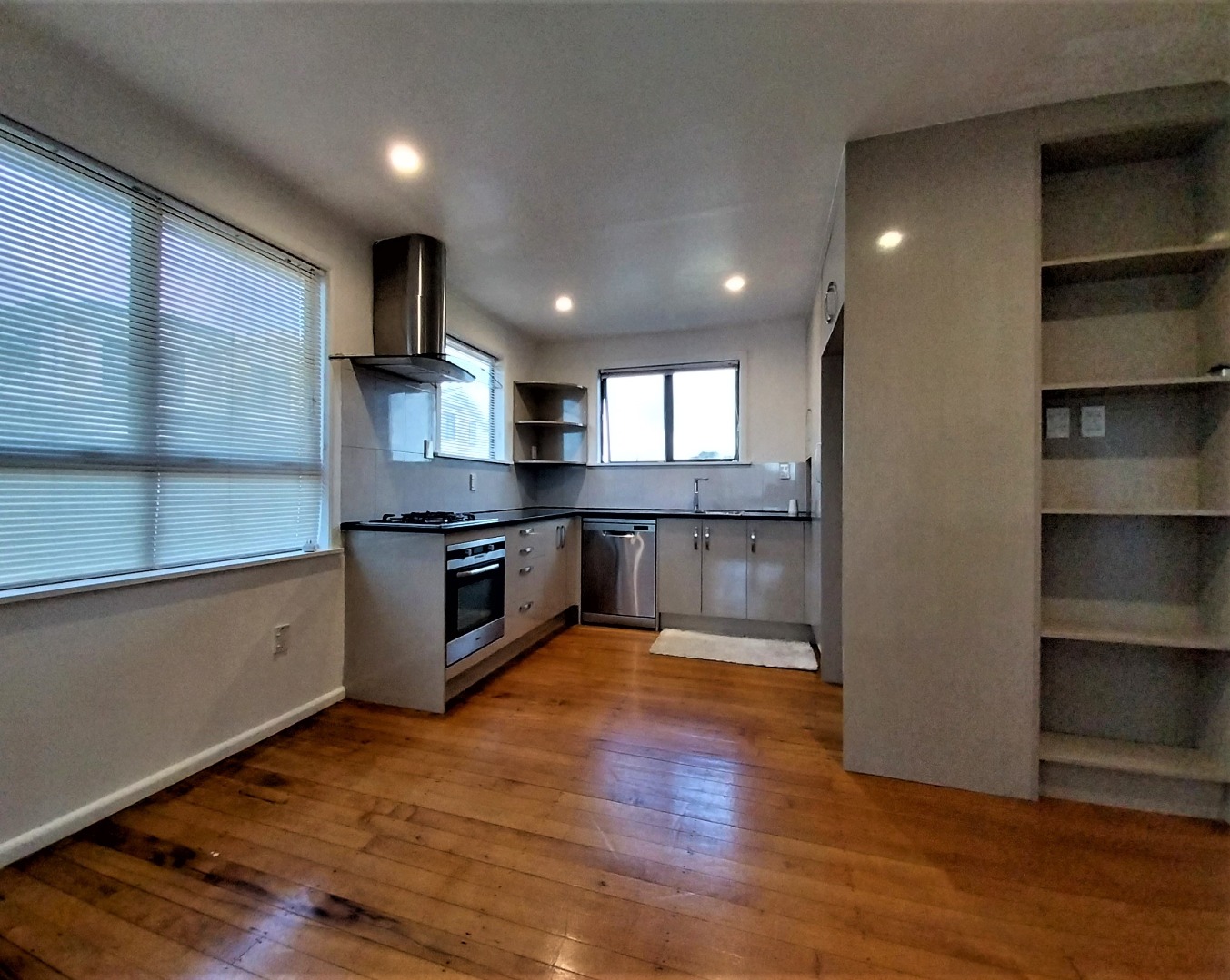 Comfortable Three bedroom family home. photo